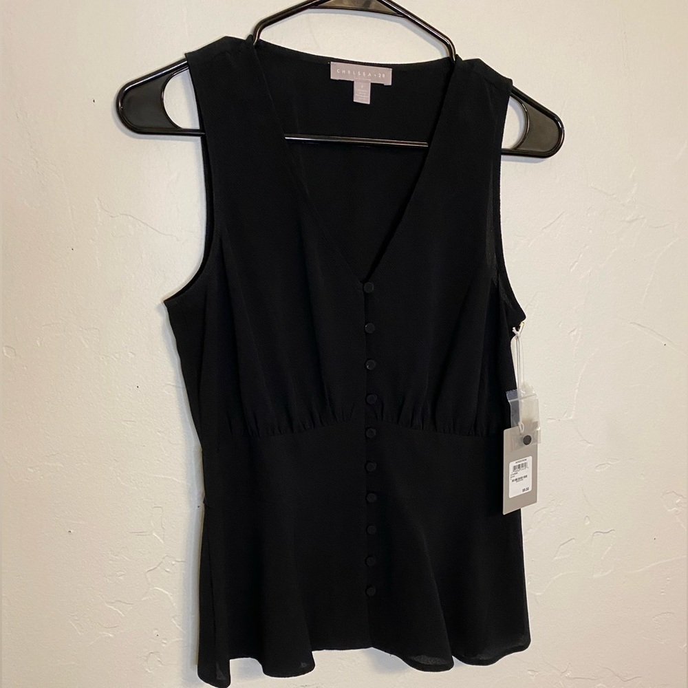 Chelsea 28 black sleeveless v-neck blouse in small